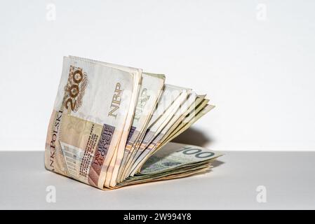 Ein Stapel polnischer Zloty-Noten auf weißem Hintergrund Stockfoto