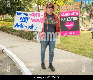 Demonstration bei 'Black and Palestinian Solidarity for a Ceasefire this Christmas' im La Cienega Park in Beverly Hills, Kalifornien am 23. Dezember 2023. Stockfoto