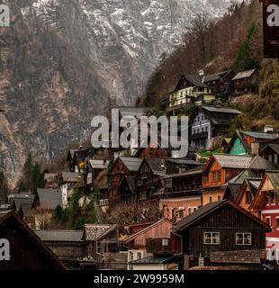 Ein malerischer Blick auf eine kleine ländliche Stadt mit Holzhäusern in verschneiten Bergen Stockfoto