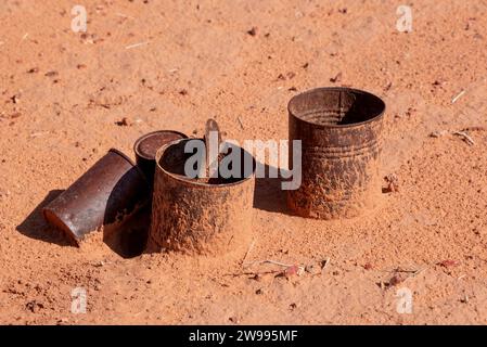 Alte Dosen wurden in der Wüste, Canyonlands National Park, Utah, entsorgt. Stockfoto