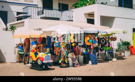 Straßenatmosphäre und Souvenirshop-Architektur und Restaurants in einer geschäftigen Einkaufsstraße in der Innenstadt an der Algarve Stockfoto