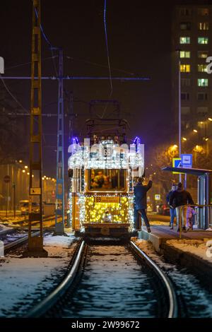Straßenbahn mit Weihnachtsbeleuchtung in Ungarn. Stockfoto