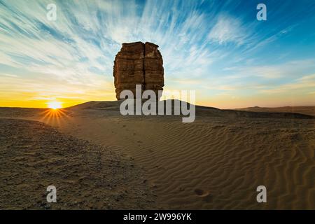 Judah Thumb oder Teufelshumm ist eine Felsformation in der Wüste nahe Riad, Saudi-Arabien, vor dem Hintergrund des Sonnenaufgangs. Stockfoto