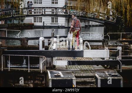 Londons berühmter Camden-Punk, bekannt als ZombiePunk, trifft eine Pose am Regent Canal in London. Stockfoto