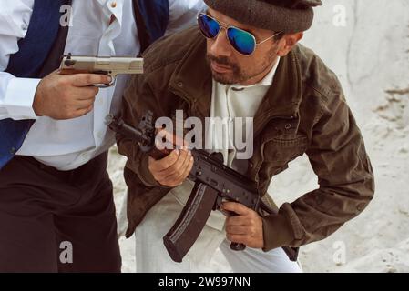 Ein Mann mit einer Waffe in einem militärischen Konflikt Stockfoto