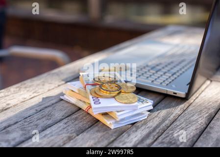 Bitcoin-Münzen und andere elektronische Währungen Stockfoto