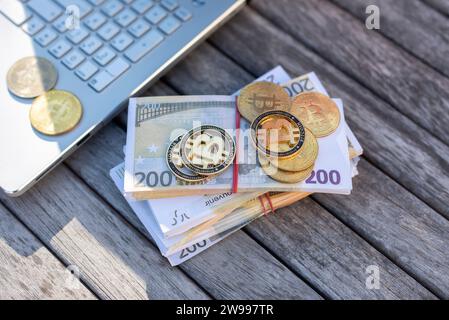 Bitcoin-Münzen und andere elektronische Währungen Stockfoto