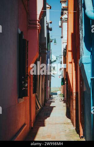 Ein wunderschönes Bild der lebhaften Landschaft rund um die Straßen von Burano, Venedig, Italien Stockfoto