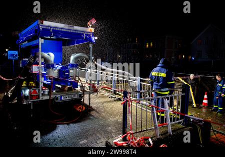 Oldenburg, Deutschland. Dezember 2023. Rettungsdienste des Bundesamtes für Technische Hilfe (THW) betreiben am Stadthafen eine Pumpe, um Wasser aus einem Rückhaltebecken in der Innenstadt in die Hunte zu pumpen. Aufgrund der Hochwassersituation hat die Stadt Oldenburg ein Einreiseverbot für die Deichgebiete und Wegewege erlassen. Die Hochwassersituation ist in vielen Regionen Niedersachsens über die Weihnachtsferien weiterhin angespannt. Quelle: Hauke-Christian Dittrich/dpa/Alamy Live News Stockfoto