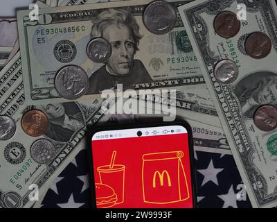 Bayern, Deutschland - 25. Dezember. 2023: In dieser Abbildung wird ein McDonald's Corporation Logo auf einem Smartphone mit United States Dol gezeigt Stockfoto