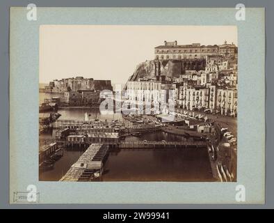 Blick auf den Hafen von Neapel mit der Via Santa Lucia auf der rechten Seite und im Hintergrund das Castel dell'ovo und den Monte Echia, Italien, Anonym, 1851 - 1900 Foto Naples Karton. Papieralbumen drucken Schiffe (im Allgemeinen). hafen. kai. Stadtblick im Allgemeinen; 'Veduta' Neapel. Castel dell'Ovo. Strada di Santa Lucia Stockfoto