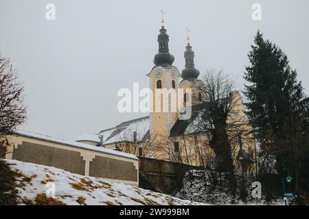 Eine friedliche Kirche im Dorf Maria Rain in Klagenfurt, Österreich während der Wintersaison Stockfoto