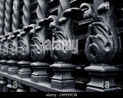 Eine Nahaufnahme von schwarzen, geschmiedeten Fensterstangen eines alten Palastes in Sevilla, Andalusien, Spanien Stockfoto