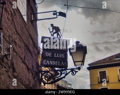 Eine Nahaufnahme des Las Cuevas de Luis Candelas Restaurant Schild in Madrid, Spanien Stockfoto