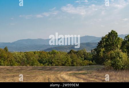 Eine atemberaubende Landschaft des Balkangebirges in Gabrovo, Bulgarien. Stockfoto