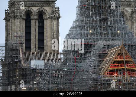 Dieses Foto, aufgenommen in Paris, Frankreich, am 25. Dezember 2023, zeigt das Gerüst und die Dachterrasse der Kathedrale Notre Dame de Paris während des Umbaus. Der Dom markiert den einjährigen Countdown bis zur Wiedereröffnung nach dem Brand, der im April 2019 große Teile des 860 Jahre alten Gebäudes zerstörte. Die Kosten für den Wiederaufbau von Notre Dame werden auf etwa 700 Millionen Euro (767 Millionen Dollar) geschätzt, wobei insgesamt 846 Millionen Euro (928 Millionen Dollar) Spenden von 340.000 Spendern in 150 Ländern gesammelt wurden, so der Wiederaufbau von Notre Dame de Paris. (Foto: Michel stoup Stockfoto