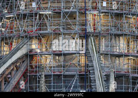 Dieses Foto, aufgenommen in Paris, Frankreich, am 25. Dezember 2023, zeigt das Gerüst und die Dachterrasse der Kathedrale Notre Dame de Paris während des Umbaus. Der Dom markiert den einjährigen Countdown bis zur Wiedereröffnung nach dem Brand, der im April 2019 große Teile des 860 Jahre alten Gebäudes zerstörte. Die Kosten für den Wiederaufbau von Notre Dame werden auf etwa 700 Millionen Euro (767 Millionen Dollar) geschätzt, wobei insgesamt 846 Millionen Euro (928 Millionen Dollar) Spenden von 340.000 Spendern in 150 Ländern gesammelt wurden, so der Wiederaufbau von Notre Dame de Paris. (Foto: Michel stoup Stockfoto