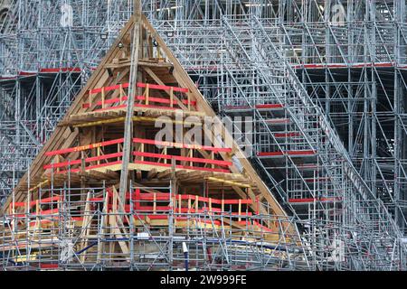 Dieses Foto, aufgenommen in Paris, Frankreich, am 25. Dezember 2023, zeigt das Gerüst und die Dachterrasse der Kathedrale Notre Dame de Paris während des Umbaus. Der Dom markiert den einjährigen Countdown bis zur Wiedereröffnung nach dem Brand, der im April 2019 große Teile des 860 Jahre alten Gebäudes zerstörte. Die Kosten für den Wiederaufbau von Notre Dame werden auf etwa 700 Millionen Euro (767 Millionen Dollar) geschätzt, wobei insgesamt 846 Millionen Euro (928 Millionen Dollar) Spenden von 340.000 Spendern in 150 Ländern gesammelt wurden, so der Wiederaufbau von Notre Dame de Paris. (Foto: Michel stoup Stockfoto