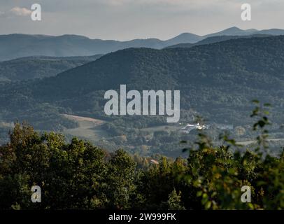 Eine atemberaubende Landschaft des Balkangebirges in Gabrovo, Bulgarien. Stockfoto