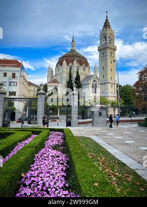 Die Pfarrkirche Saint Manuel und Saint Benedikt im neobyzantinischen Stil, Calle de Alcala, Madrid, Spanien Stockfoto