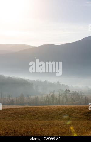 Malerische Landschaft mit Sonnenaufgang in Cades Cover im Great Smoky Mountains National Park in Tennessee Stockfoto