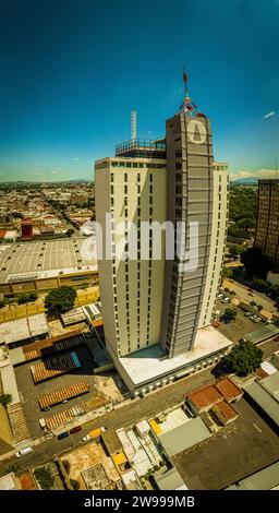 Vertikale Luftaufnahme eines Gebäudes in einem städtischen Gebiet. Downton Guadalajara in Mexiko. Blauer Himmel. Stockfoto