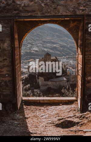 Der Blick auf die Valere Basilika durch die Außentür eines Schlosses in Sion, Schweiz Stockfoto