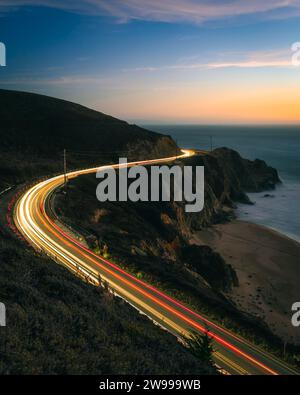 Ein malerischer Blick auf einen Pacifica Coast Highway bei Sonnenuntergang, mit einem Strand und dem Horizont im Hintergrund Stockfoto