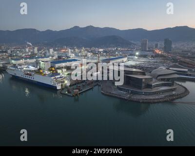 Lianyungang, China. Dezember 2023. Ein Passagierschiff aus China und Südkorea verlässt am 25. Dezember 2023 das Terminal der Passagierstation Lianyungang Port in Lianyungang, China. (Foto: Costfoto/NurPhoto) Credit: NurPhoto SRL/Alamy Live News Stockfoto