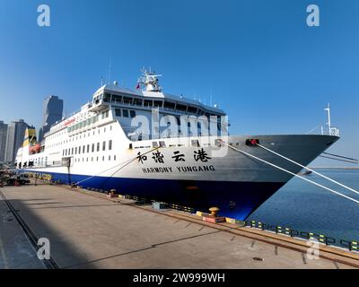 Lianyungang, China. Dezember 2023. Ein Passagierschiff aus China und Südkorea verlässt am 25. Dezember 2023 das Terminal der Passagierstation Lianyungang Port in Lianyungang, China. (Foto: Costfoto/NurPhoto) Credit: NurPhoto SRL/Alamy Live News Stockfoto