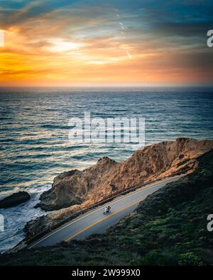 Ein landschaftlich reizvolles Foto des Pacific Coast Highway bei Sonnenuntergang Stockfoto