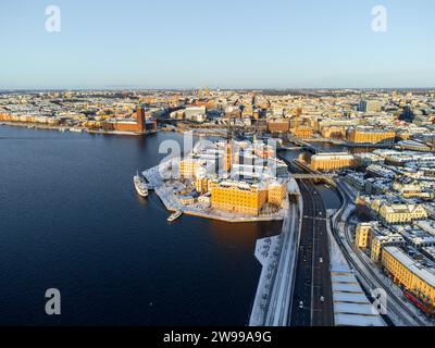 Panorama der Altstadt von Stockholm, Insel Riddarholmen und Bezirk Kungsholmen, im Winter mit Schnee und Sonne. Stockfoto