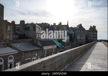 Städtische Landschaft der Stadt Saint Malo und ihre schönen Häuser von der Mauer Stockfoto