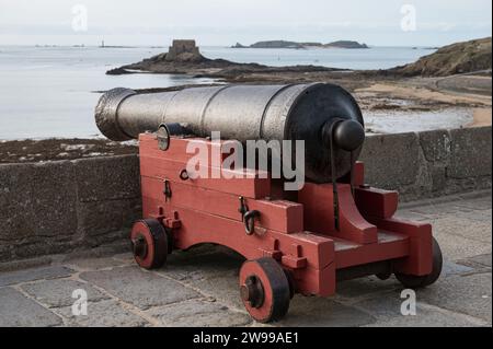 Detail einer alten Kanone an der Mauer der Küstenstadt Sain Malo Stockfoto