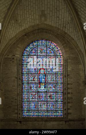 Wunderschönes buntes Buntglasfenster in der Kathedrale Saint-Julien du Mans Stockfoto