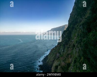 Eine atemberaubende Küstenlandschaft mit Klippen und ruhigen Gewässern. Madeira, Portugal Stockfoto
