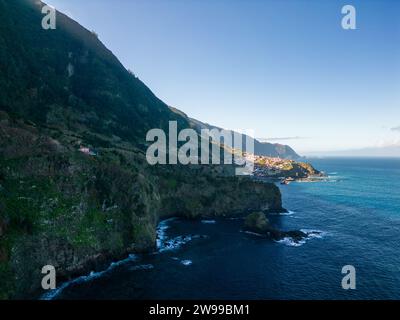 Eine atemberaubende Küstenlandschaft mit Klippen und ruhigem blauem Wasser. Madeira, Portugal Stockfoto