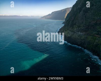 Eine atemberaubende Küstenlandschaft mit Klippen und ruhigen Gewässern. Madeira, Portugal Stockfoto