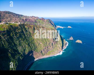 Eine atemberaubende Küstenlandschaft mit Klippen und ruhigen Gewässern aus der Vogelperspektive. Madeira, Portugal Stockfoto