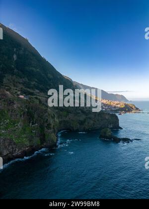 Eine atemberaubende Küstenlandschaft mit Klippen, umgeben von ruhigen Gewässern. Madeira, Portugal Stockfoto