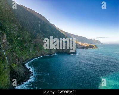 Eine atemberaubende Küstenlandschaft mit Klippen, umgeben von ruhigen Gewässern. Madeira, Portugal Stockfoto