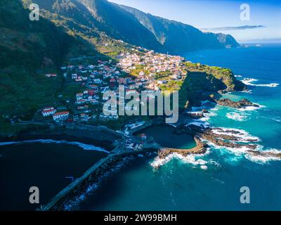 Ein atemberaubender Blick aus der Luft auf eine malerische Küstenstadt an einer Klippe. Seixal, Madeira, Portugal Stockfoto