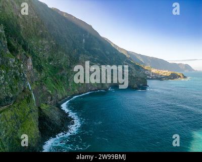 Eine atemberaubende Küstenlandschaft mit Klippen und ruhigem blauem Wasser. Madeira, Portugal Stockfoto