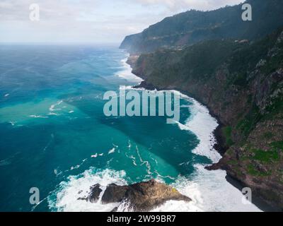 Eine atemberaubende Küstenlandschaft mit Klippen und ruhigen Gewässern aus der Vogelperspektive. Madeira, Portugal Stockfoto