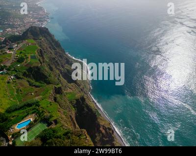 Eine atemberaubende Küstenlandschaft mit Klippen und ruhigen Gewässern aus der Vogelperspektive. Madeira, Portugal Stockfoto