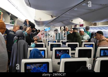 31.10.2023, Jakarta, IDN - Passagiere in einer Flugzeugkabine kurz nach der Landung. Airline, asiatisch, Asien, aussteigen, Ausstieg, Economy, eng, eng, Fernreise, Flieger, Fluggaeste, Flugpassagiere, Flugreise, Flugverkehr, Flugzeug, Flugzeugkabine, Gang, Gelandet, Gesellschaft, Indonesien, indonesisch, innen, Innenaufnahme, Innenraum, Jakarta, Kabine, Langstreckenflug, Linienflug, Luftfahrt, Luftverkehr, Menschen, Passagiere, Passagierflugzeug, Passagiermaschine, Personen, Personenbeförderung, Personentransport, QF, Querformat, Reise, Reiseform, Reisen, Reisende, Reiseverkehr, Sitze, Sitzp Stockfoto