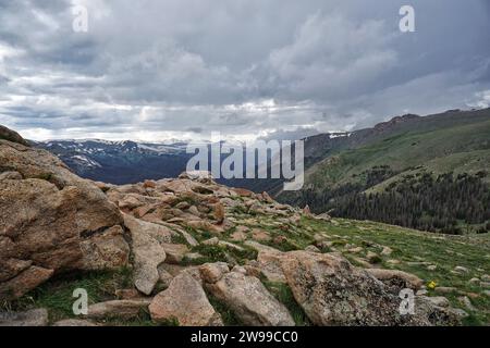 Dieses lebhafte Foto zeigt eine felsige Berglandschaft mit einer Fülle von großen Felsblöcken und Steinen, die im gesamten Gelände verstreut sind Stockfoto