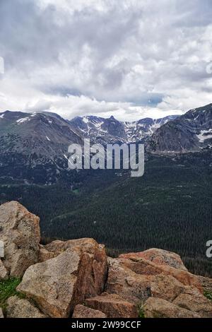 Panoramablick auf eine zerklüftete Bergkette mit zerklüftetem felsigem Gelände und üppigem Grün Stockfoto