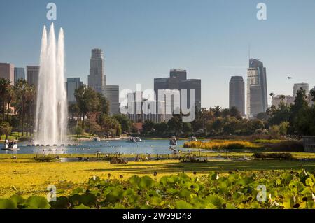 Echo Park Lake mit der Skyline von Los Angeles im Hintergrund Stockfoto