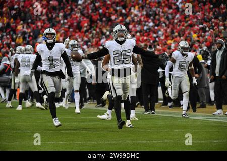 Kansas City, Usa. Dezember 2023. Las Vegas Raiders Safety Tre'von Moehrig feiert am Montag, den 25. Dezember 2023, im Arrowhead Stadium in Kansas City, Missouri, eine fumble Erholung gegen die Kansas City Chiefs. Foto: Dave Kaup/UPI Credit: UPI/Alamy Live News Stockfoto